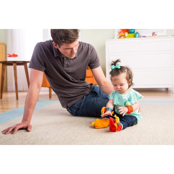 lamaze gardenbug baby foot finder socks & wrist rattle set8