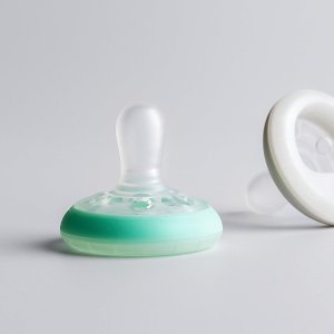 tommee tippee breast like night pacifier, 0 6 months5