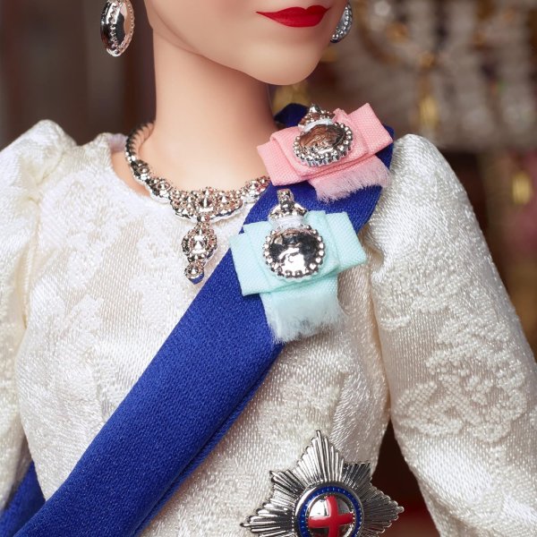 barbie signature queen elizabeth ii2