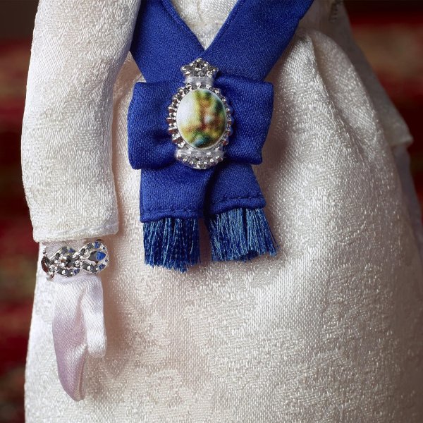 barbie signature queen elizabeth ii3