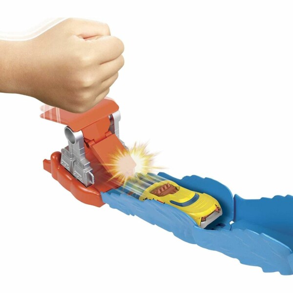 hot wheels city wreck & ride gorilla attack with 1 car, connects to other sets, gas station themed set, gift for kids 4 to 8 years old (6)