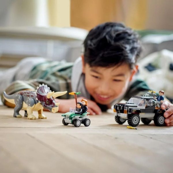 lego jurassic world dominion triceratops dinosaur pickup truck ambush 76950 (210 pieces)3